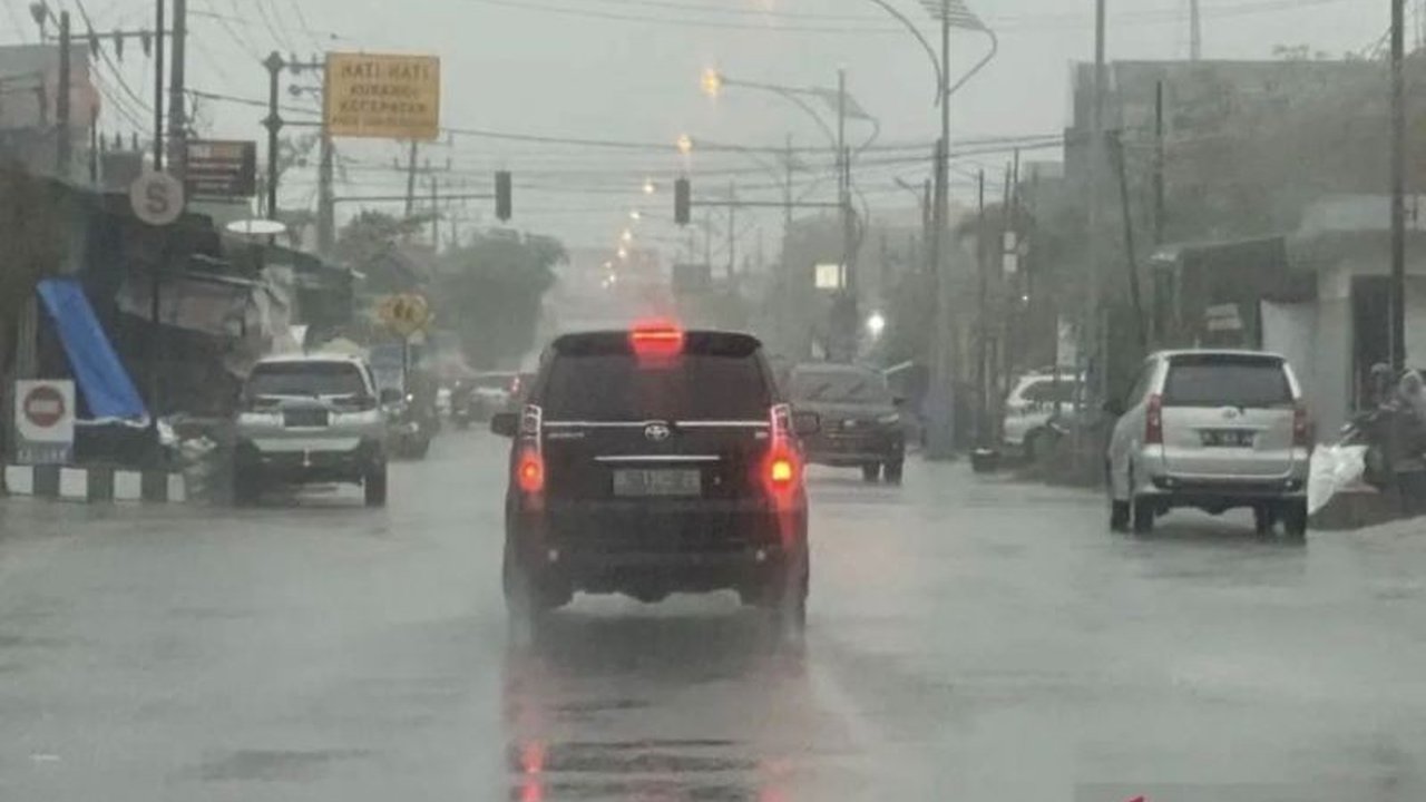 BMKG memprakirakan cuaca berawan dan hujan akan melanda sejumlah kota besar di Indonesia pada akhir pekan ini, dengan potensi hujan disertai petir di beberapa wilayah.