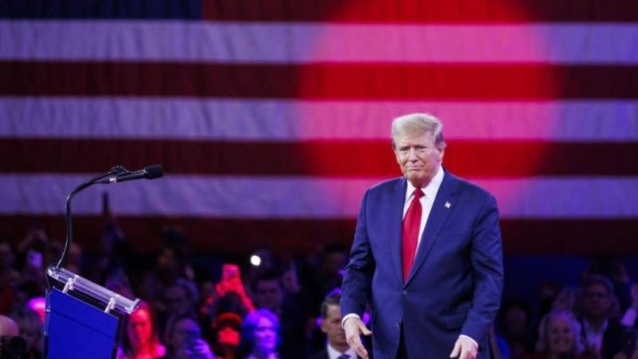 Kunjungan Donald Trump ke Timur Tengah diwarnai kesepakatan bisnis besar dengan negara-negara Teluk, namun dibayangi konflik Gaza dan perbedaan sikap dengan Israel.