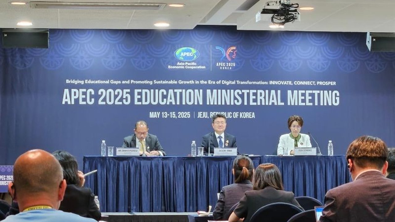 Pertemuan Menteri Pendidikan APEC di Korea Selatan menghasilkan kesepakatan penting terkait peningkatan kompetensi digital guru untuk menghadapi perkembangan teknologi.