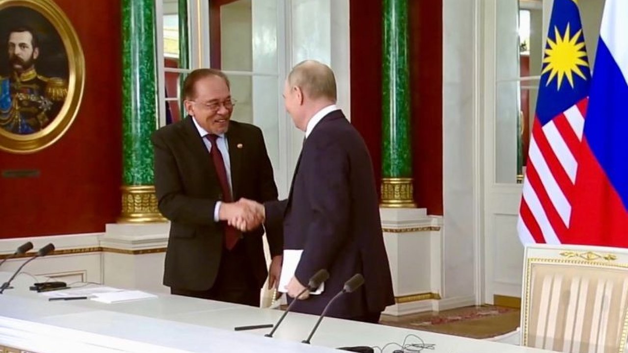 Perdana Menteri Malaysia Anwar Ibrahim bertemu Presiden Rusia Vladimir Putin di Moskow, membahas peluang kerja sama baru di berbagai sektor strategis, termasuk semikonduktor, AI, dan energi.