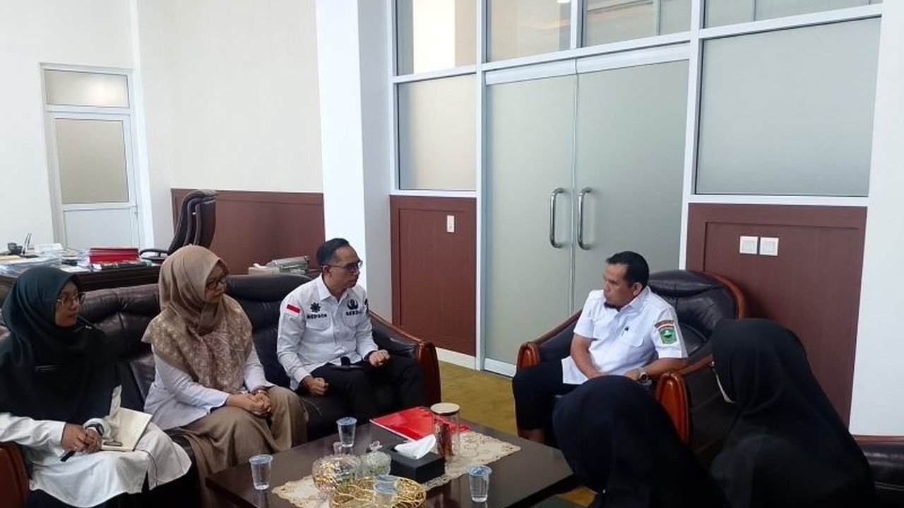Pemkab Solok gerak cepat selesaikan masalah jalan nasional rusak di Air Dingin akibat longsor dengan menyiapkan anggaran Rp290 miliar dan koordinasi dengan Pemprov Sumbar.