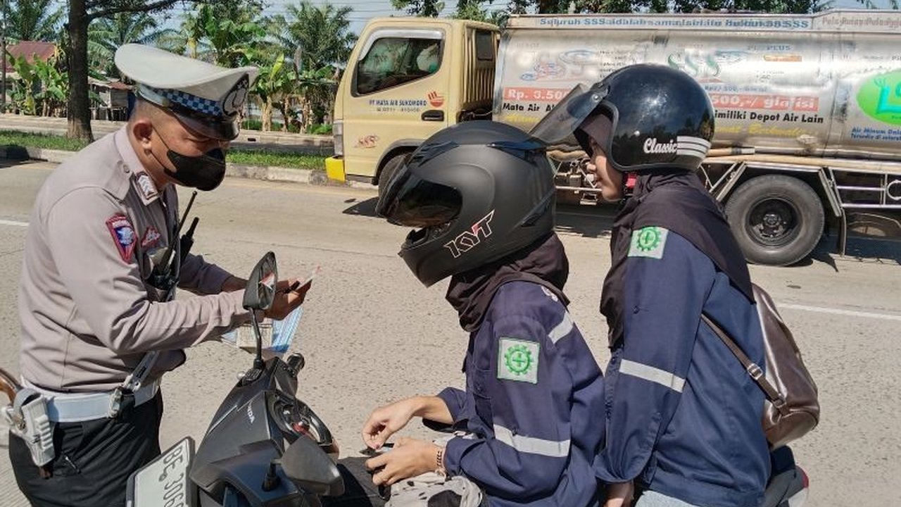 Polrestabes Palembang dan Bapenda Sumsel gencar sosialisasikan pentingnya patuh bayar pajak kendaraan bermotor melalui Operasi Patuh Musi 2025, dengan menindak tegas pengendara yang menunggak pajak.