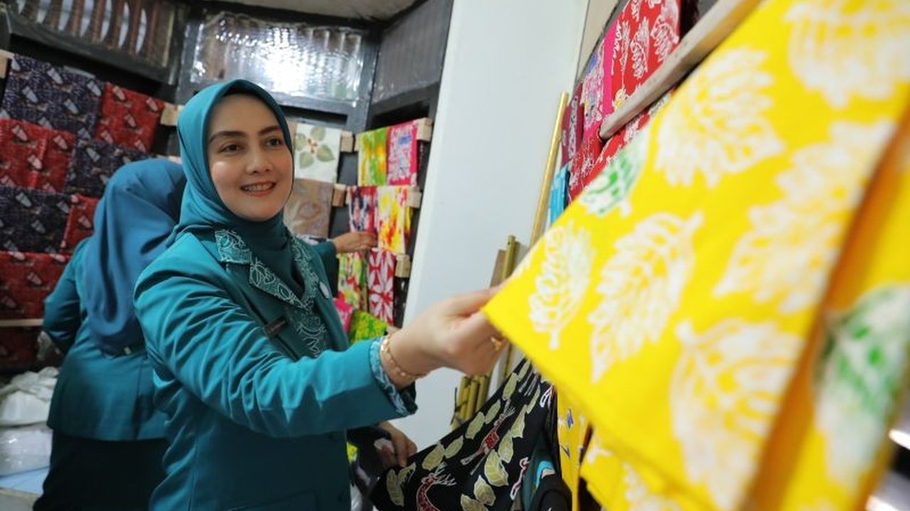 Dekranasda Kepulauan Bangka Belitung gencar mempromosikan batik Kater Belitung Timur ke pasar nasional dan internasional melalui berbagai strategi pemasaran modern.