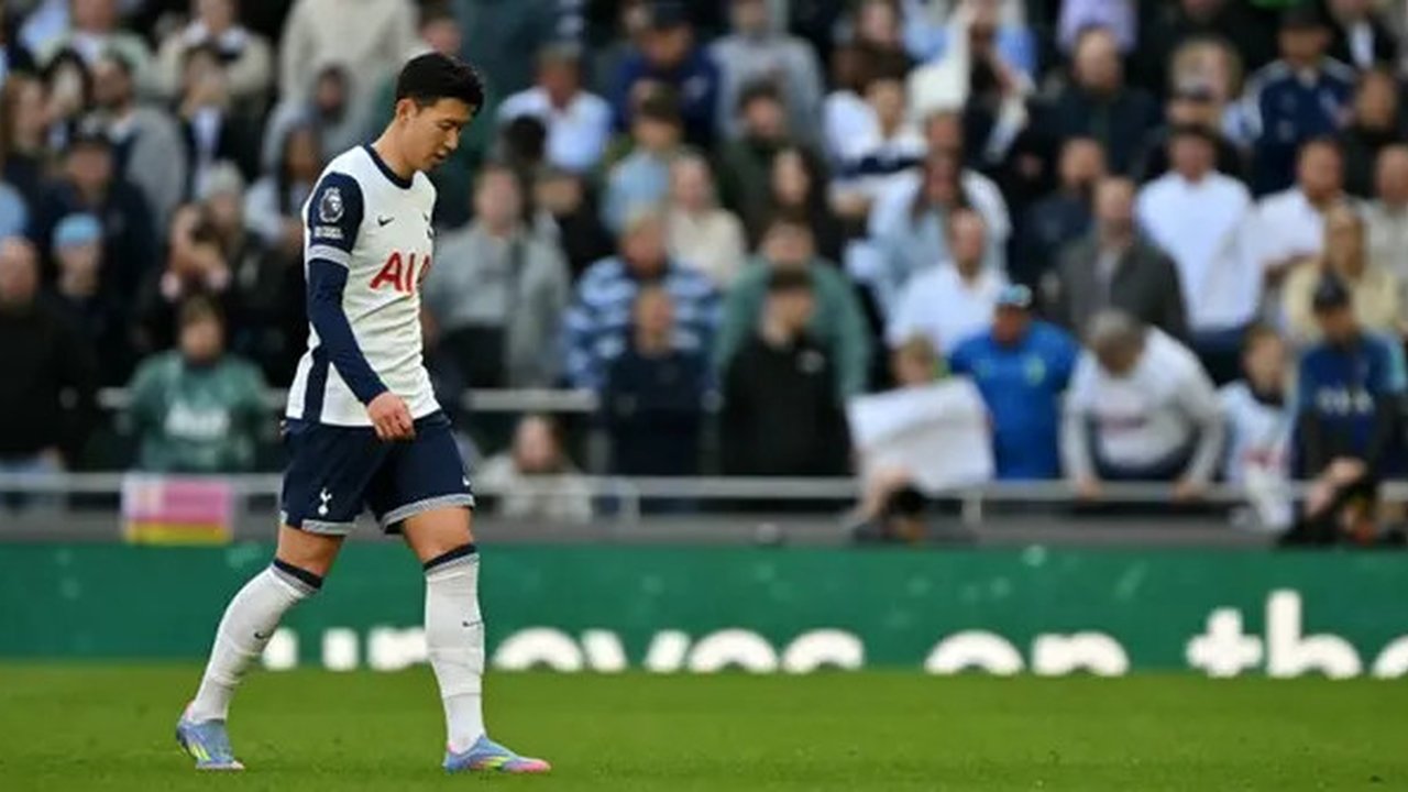 Penyerang Tottenham Hotspur asal Korea Selatan #07, Son Heung-Min, meninggalkan lapangan setelah digantikan selama pertandingan Liga Primer Inggris antara Tottenham Hotspur dan Southampton