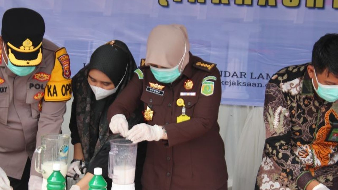 Kejaksaan Negeri Bandar Lampung memusnahkan ratusan barang bukti dari 373 kasus tindak pidana yang telah berkekuatan hukum tetap, termasuk narkotika, senjata api, dan barang elektronik.