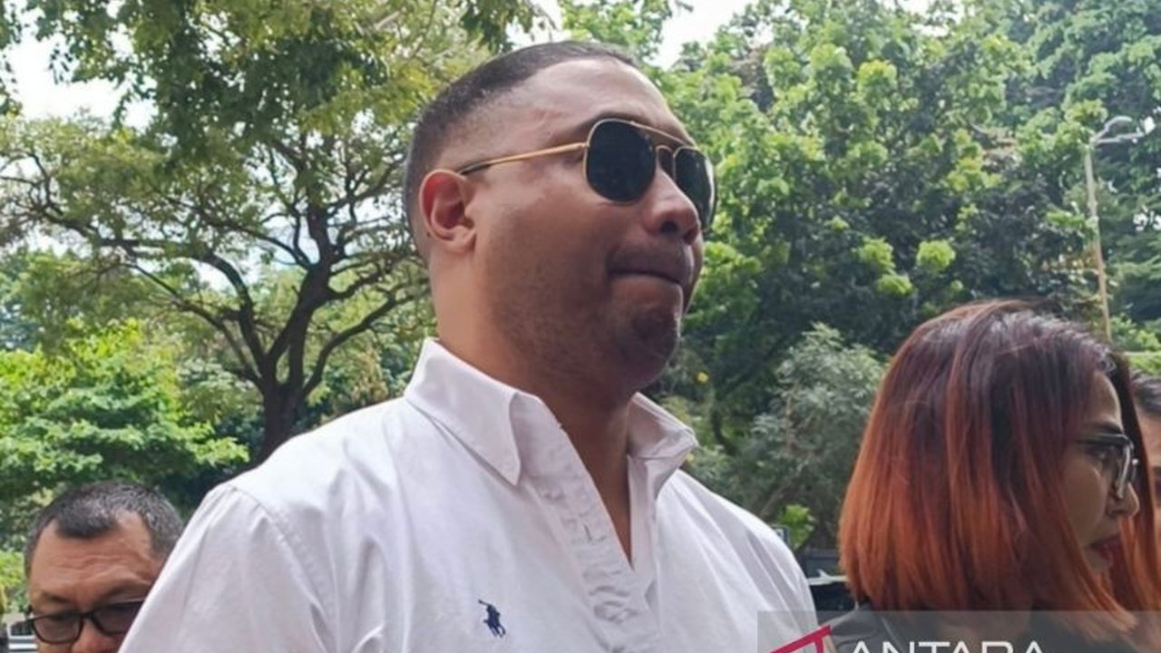 Musisi Rayen Pono mendatangi Polda Metro Jaya untuk memberikan keterangan terkait laporan pencemaran nama baik yang dilayangkan kepada Ahmad Dhani, menyerahkan bukti dan didampingi dua saksi.