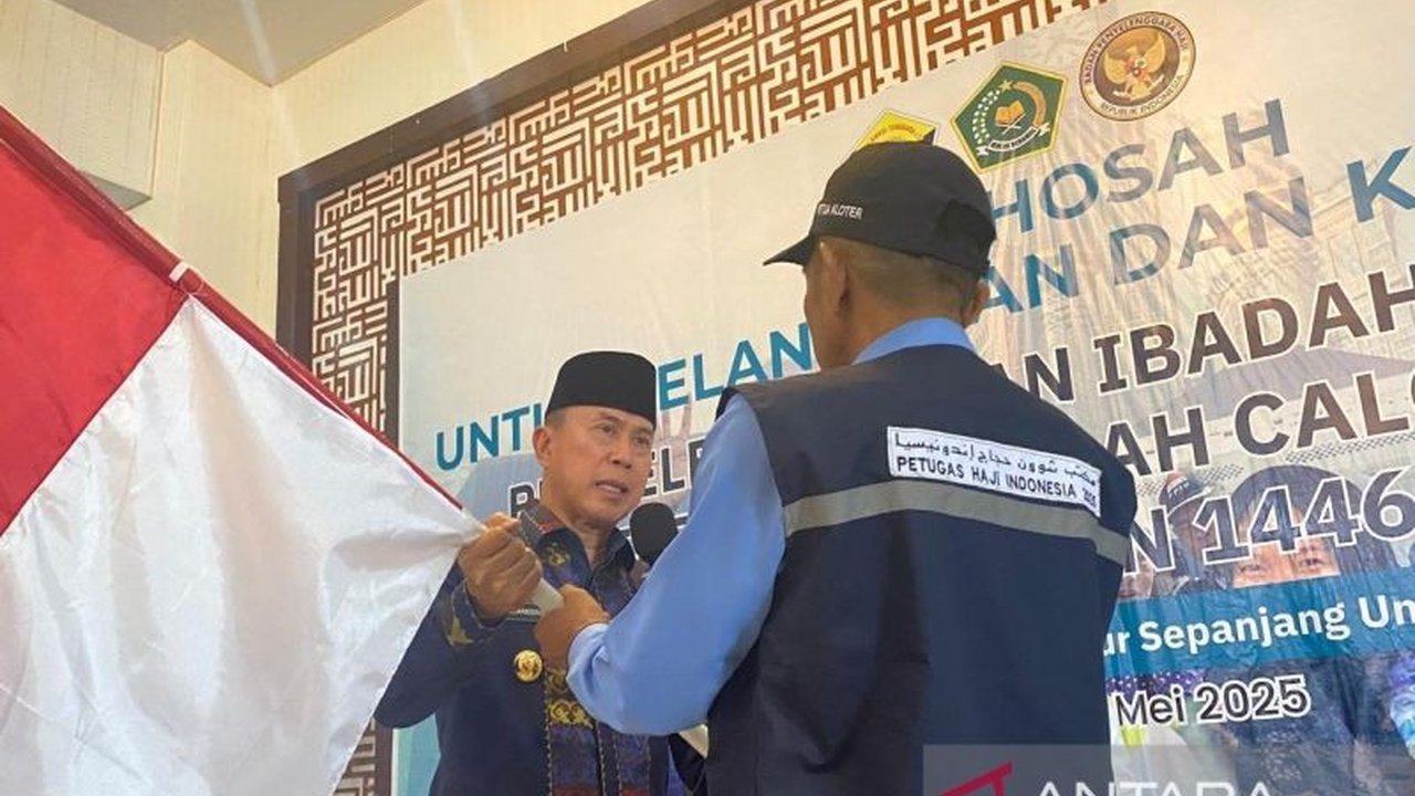 Gubernur Sulawesi Tenggara, Andi Sumangerukka, memberikan uang pribadi sebesar Rp2 miliar sebagai uang saku bagi 2.018 calon haji asal Sultra untuk meringankan beban biaya ibadah mereka.