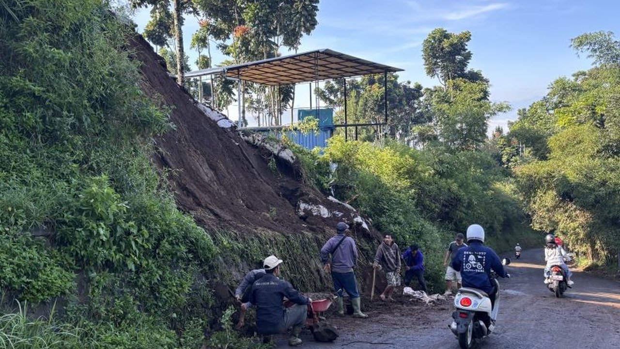 Hujan deras mengakibatkan longsor di empat desa di Kecamatan Lembang, Bandung Barat, menyebabkan tujuh rumah rusak dan enam orang luka-luka.