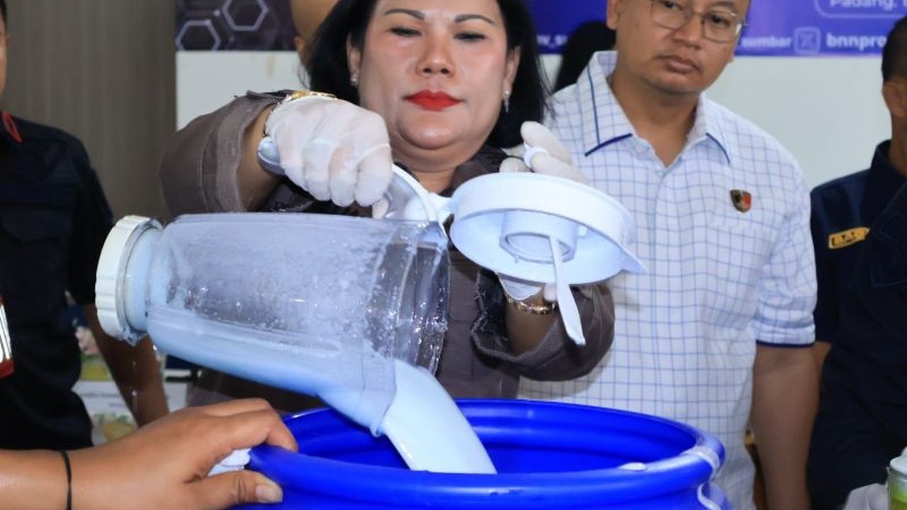 Badan Narkotika Nasional (BNN) Sumatera Barat memusnahkan 6,8 kilogram sabu-sabu hasil tangkapan jaringan keluarga di Payakumbuh, mengungkap sindikat yang memanfaatkan kondisi ekonomi lemah.