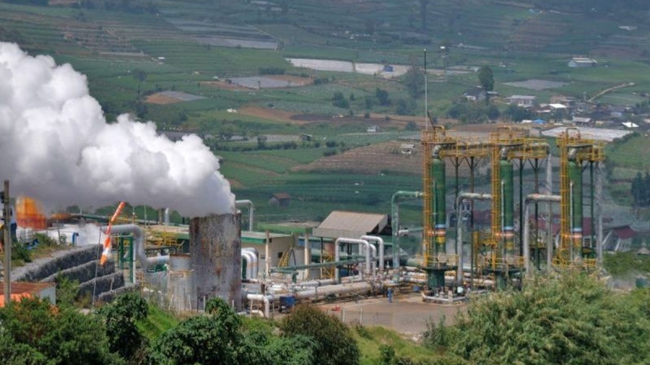 Kebijakan proteksionis AS dan dinamika harga minyak global memaksa Indonesia menghadapi dilema dalam impor minyak, antara Singapura dan AS, dengan pertimbangan ekonomi dan geopolitik.