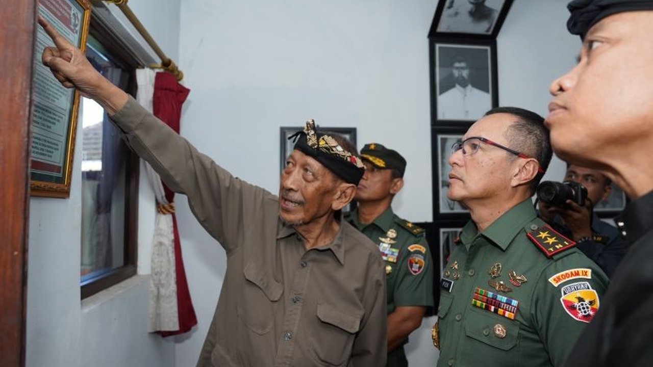 Pangdam IX/Udayana Mayjen TNI Piek Budyakto mengunjungi Puri Ngurah Rai di Bali untuk memperingati HUT Kodam IX/Udayana ke-68 dan menghormati semangat juang I Gusti Ngurah Rai.