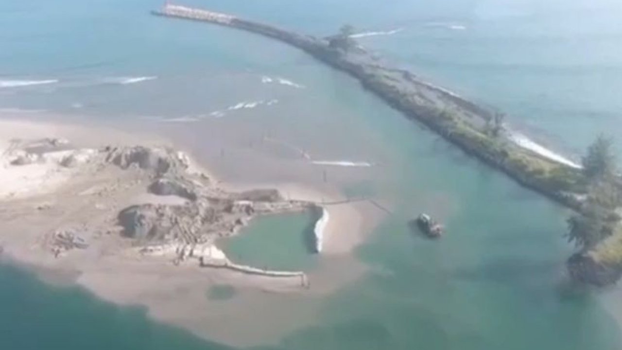 Pendangkalan Pelabuhan Pulau Baai Bengkulu mengakibatkan kerugian kolektif Rp15 miliar pada Pertashop, akibat terhambatnya distribusi BBM.