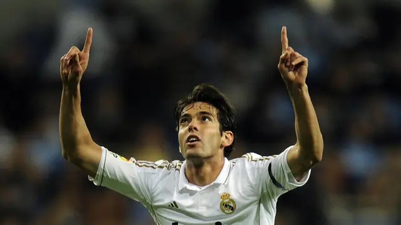 Kaka didatangkan AC Milan dari Sao Paulo tahun 2003 dan mencetak rekor transfer termahal di dunia saat pindah ke Real Madrid tahun 2009. Berbagai gelar bergengsi telah diraih Kaka selama berk