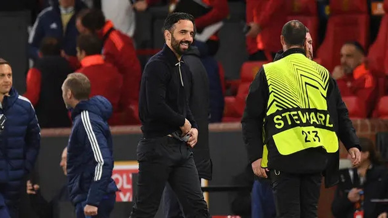 Pelatih Manchester United, Ruben Amorim tersenyum setelah menang atas Lyon dalam laga lanjutan Liga Europa 2024/2025 di Old Trafford, Manchester, Inggris, Jumat (18/04/2025) dini hari WIB. (A