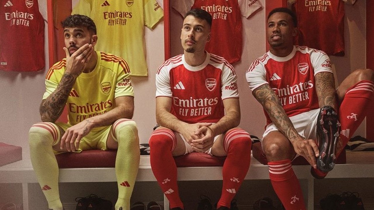 Gaya Gotik dan Terinspirasi Musim 1990/91, Ini Penampilan Keren Jersey Arsenal Musim 2025/2026