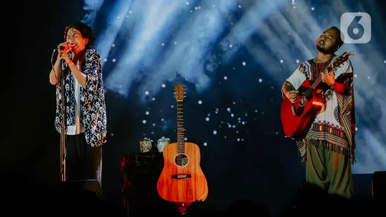 Penampilan grup band Fourtwnty dalam Festival Tamagochill di Tennis Indoor Senayan, Jakarta, Jumat (22/11/2019). Alunan musik Fourtwnty membuat suasana menjadi hangat. (Liputan6.com/Faizal Fa