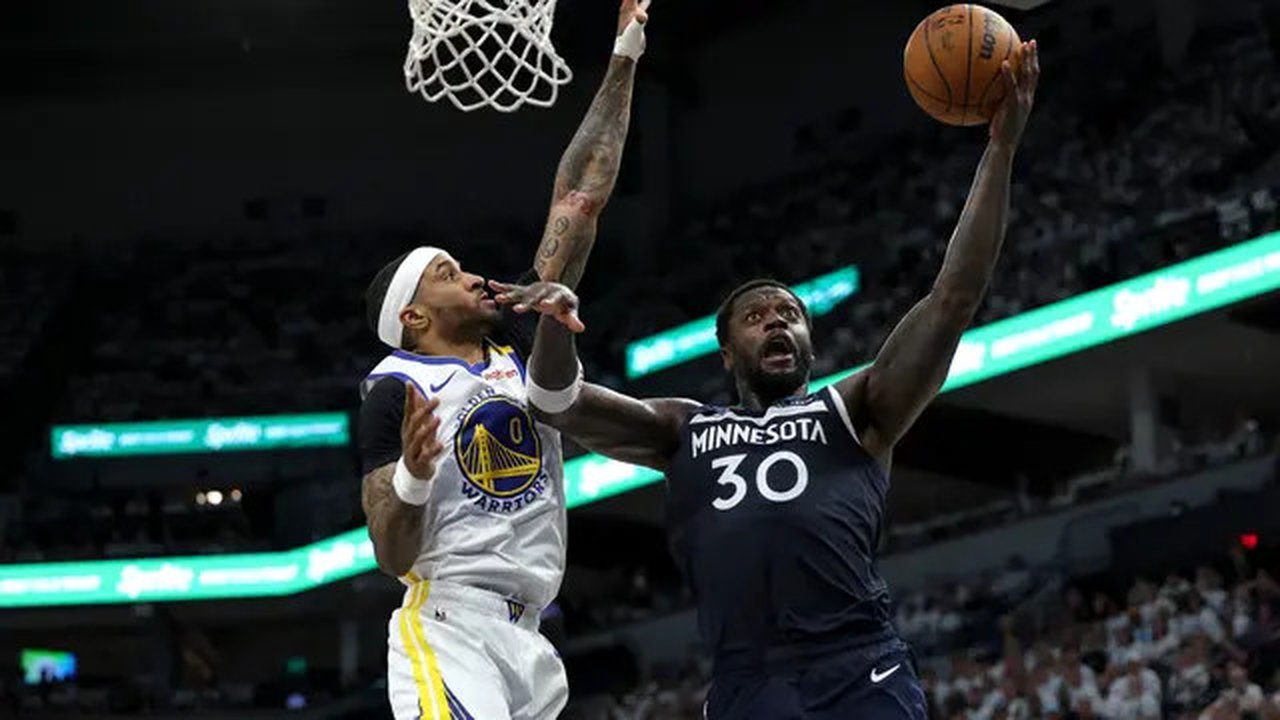 Pemain Timberwolves Julius Randle beraksi saat melawan Warriors di semifinal Wilayah Barat NBA (AFP)