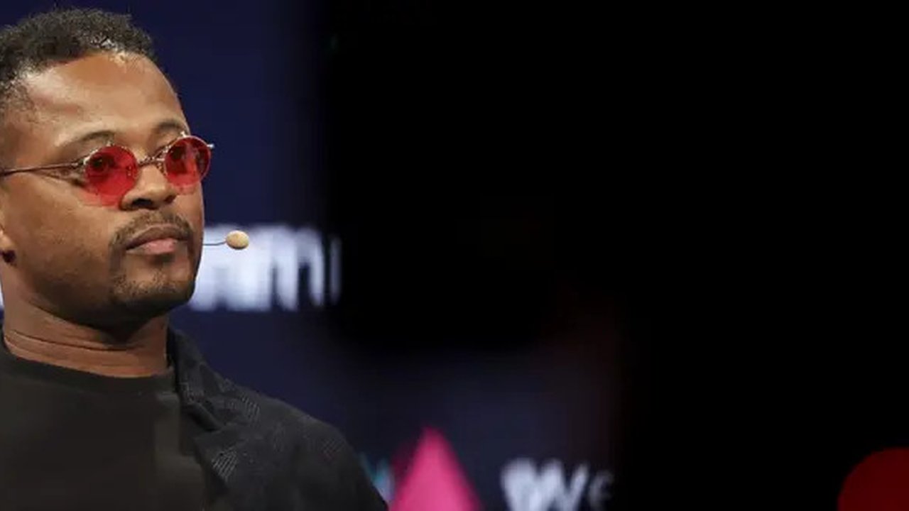 Pemain sepak bola profesional dan investor Prancis, Patrice Evra, memberikan wawancara di panggung utama Web Summit di Lisbon pada 14 November 2023. Acara teknologi terbesar di Eropa, Web