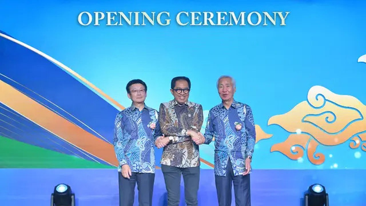 Representative Director, President, dan COO Daikin Industries, Ltd. Naofumi Takenaka; Wakil Menteri Perindustrian Faisol Riza; Representative Director, Chairman of the Board, dan CEO Daikin I