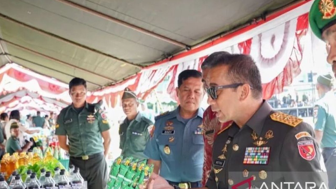 Kodam XV Pattimura menggelar pasar murah di Ambon untuk meringankan beban masyarakat akibat lonjakan harga sembako, menyediakan berbagai kebutuhan pokok dengan harga terjangkau.