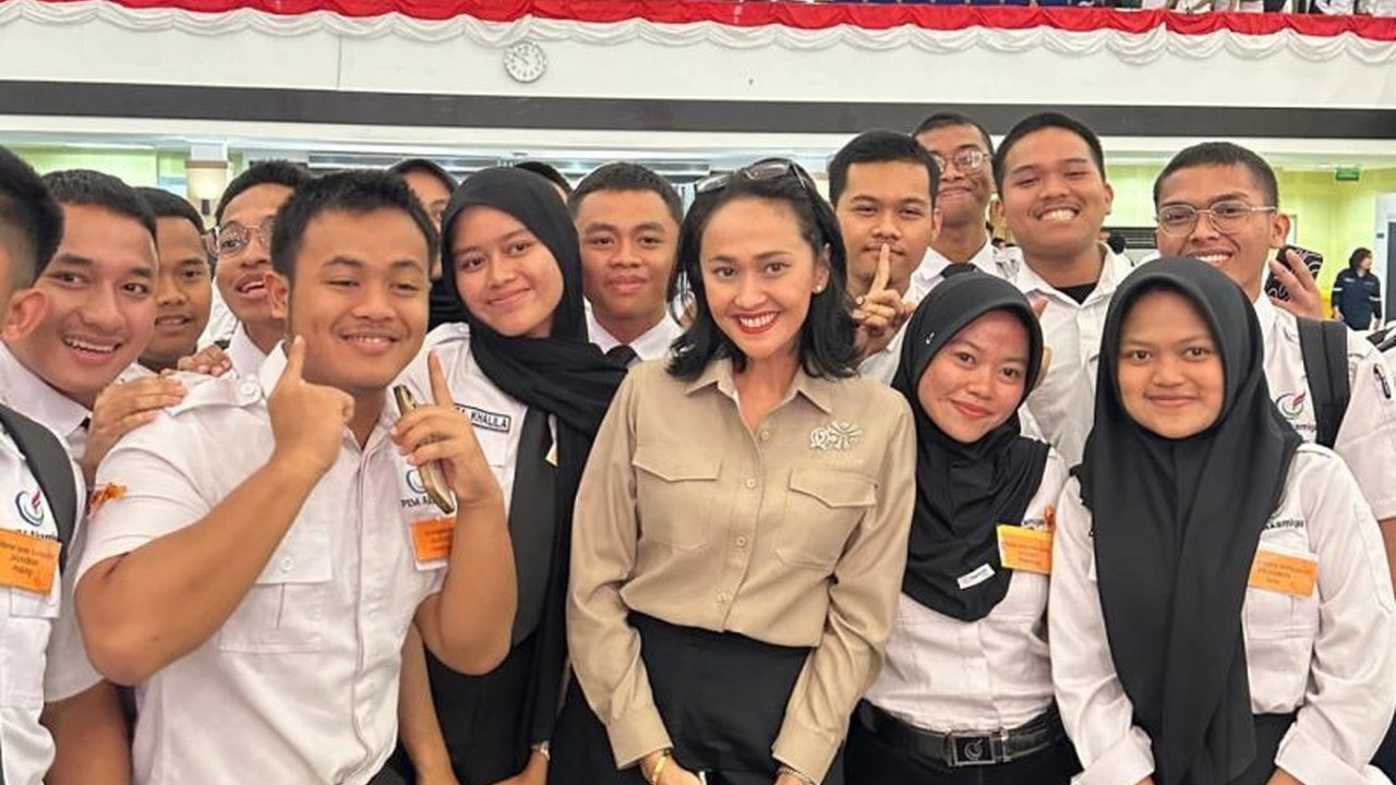 Wakil Menteri P2MI mendorong lulusan PEM Akamigas untuk berkarier di luar negeri, menekankan pentingnya kompetensi dan kewaspadaan terhadap isi kontrak kerja demi menghindari eksploitasi.