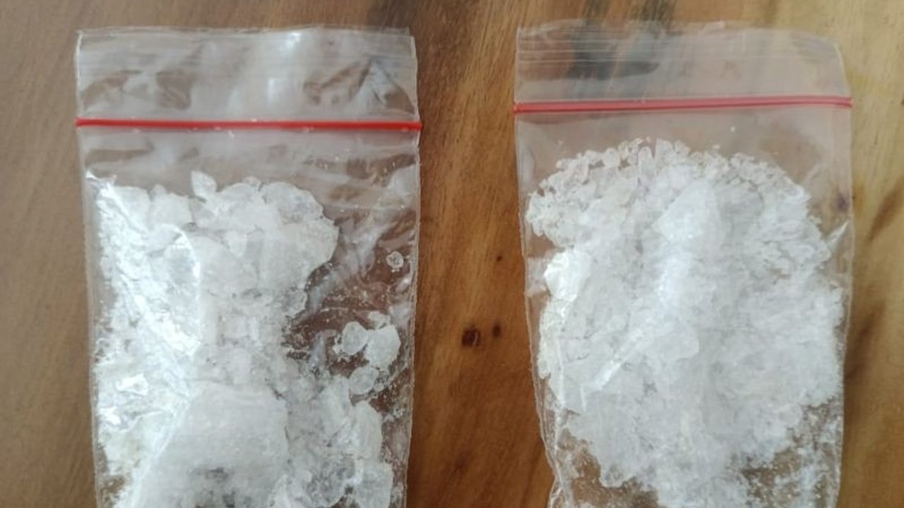 Seorang pelajar wanita di Muna, Sulawesi Tenggara, ditangkap polisi karena menyelundupkan 20,07 gram sabu-sabu dari Kendari; barang haram tersebut diduga diperoleh dari narapidana.