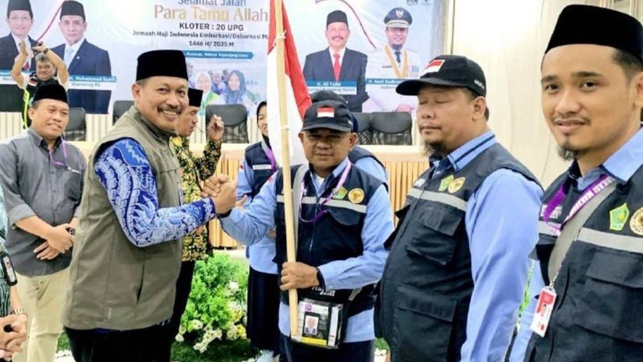 PPIH Embarkasi Makassar memberangkatkan 393 calon haji dari Kabupaten Luwu Utara dan Bone menuju Arab Saudi untuk menunaikan ibadah haji tahun 2025.
