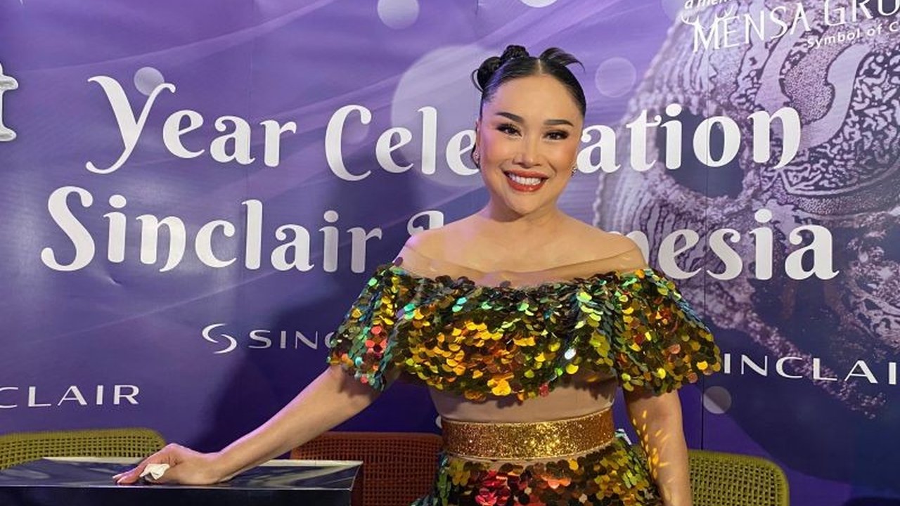 Penyanyi Titi DJ membagikan rahasia awet mudanya, mengungkap pentingnya perawatan teknologi kecantikan terkini seperti perawatan lasik, selain perawatan alami.