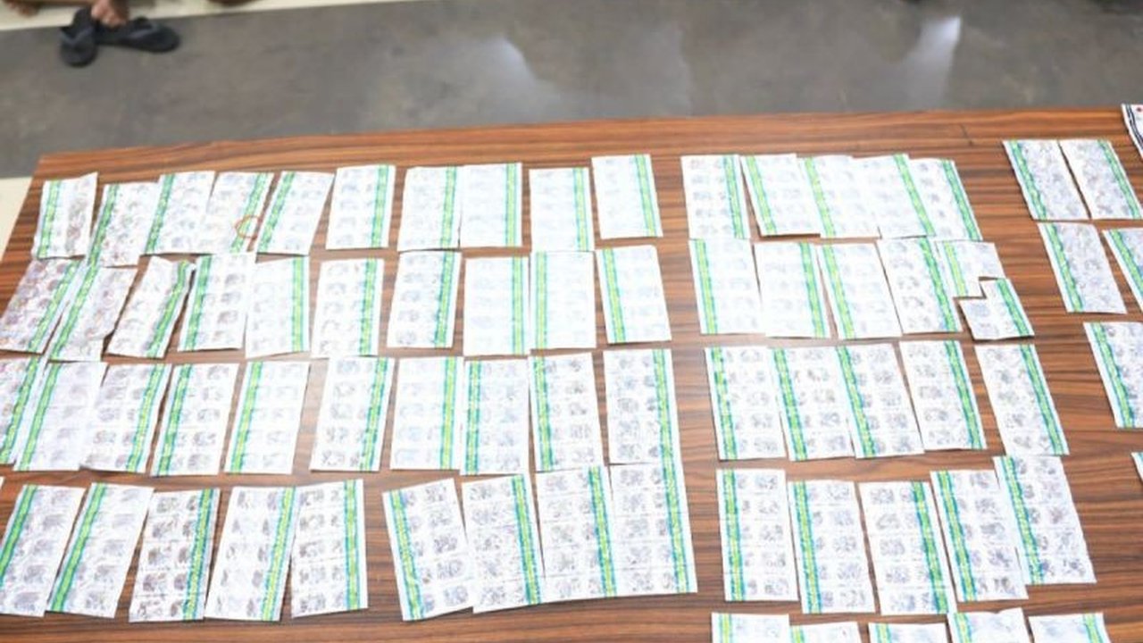 Satuan Polisi Pamong Praja (Satpol PP) Jakarta Pusat berhasil menangkap lima pengedar obat keras di Tanah Abang dengan barang bukti 1.366 butir obat berbagai merek, menegaskan komitmen Pemkot Jakpus dalam melindungi masyarakat.