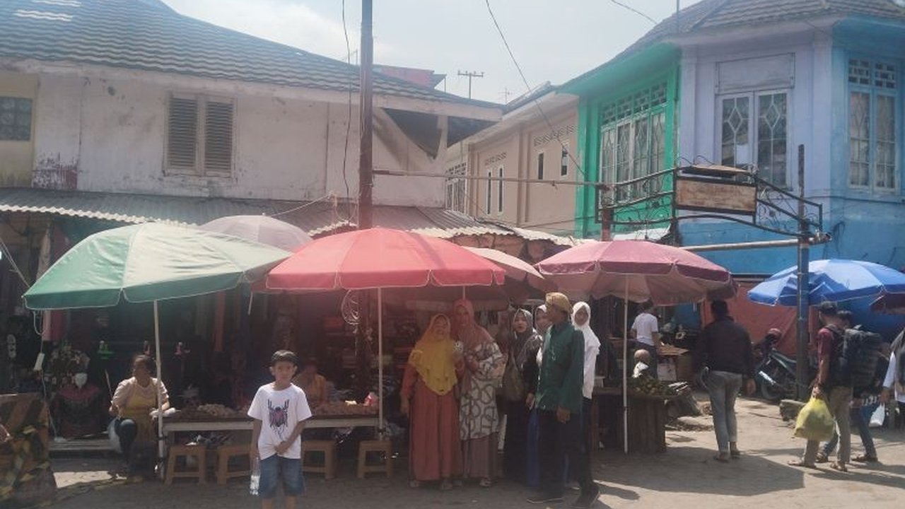 Pemerintah Kota Palembang menertibkan 60 PKL di Pasar 16 Ilir untuk meningkatkan kenyamanan pengunjung dan mempercantik kawasan pasar tradisional terbesar di kota tersebut.