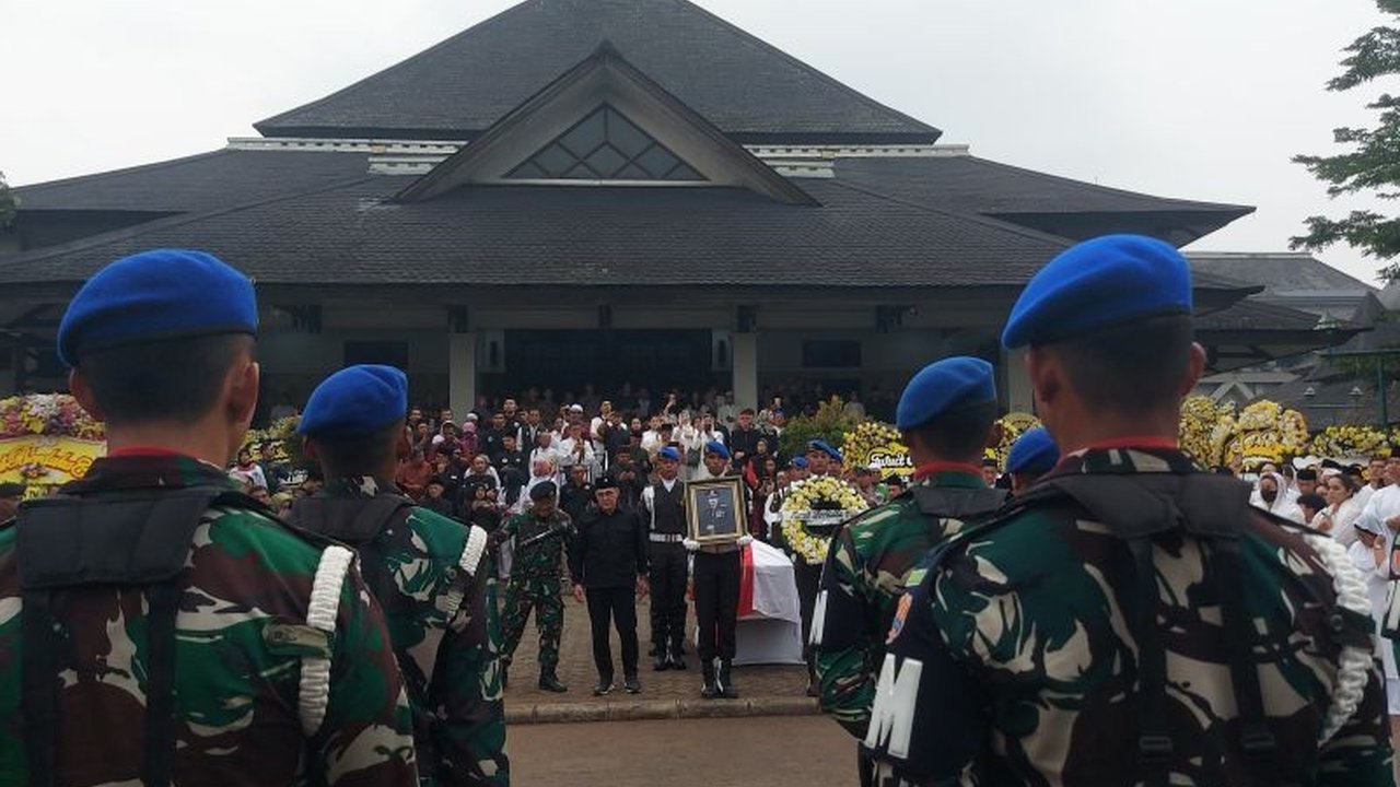 Presiden Prabowo Subianto memberikan penghormatan terakhir kepada Mayjen TNI Purn. Eddie Marzuki Nalapraya, menyebutnya sebagai patriot dan pemimpin pejuang yang berjasa besar bagi bangsa Indonesia.