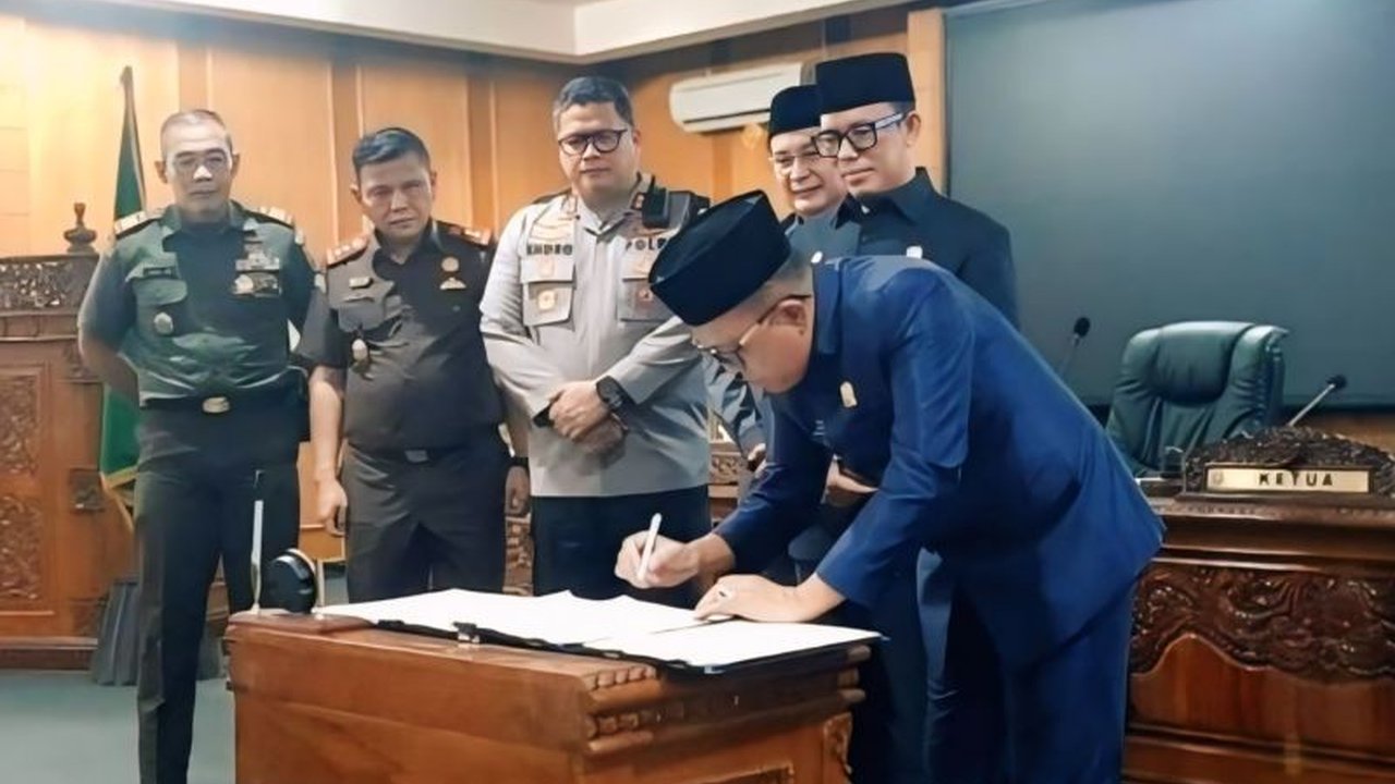 Pansus II DPRD OKU mengungkap proyek pembangunan infrastruktur di Kabupaten OKU yang diduga bermasalah dan melibatkan dua OPD, dengan temuan berupa pemutusan kontrak, ketidaksesuaian bobot pekerjaan, dan dugaan proyek tanpa kajian teknis.