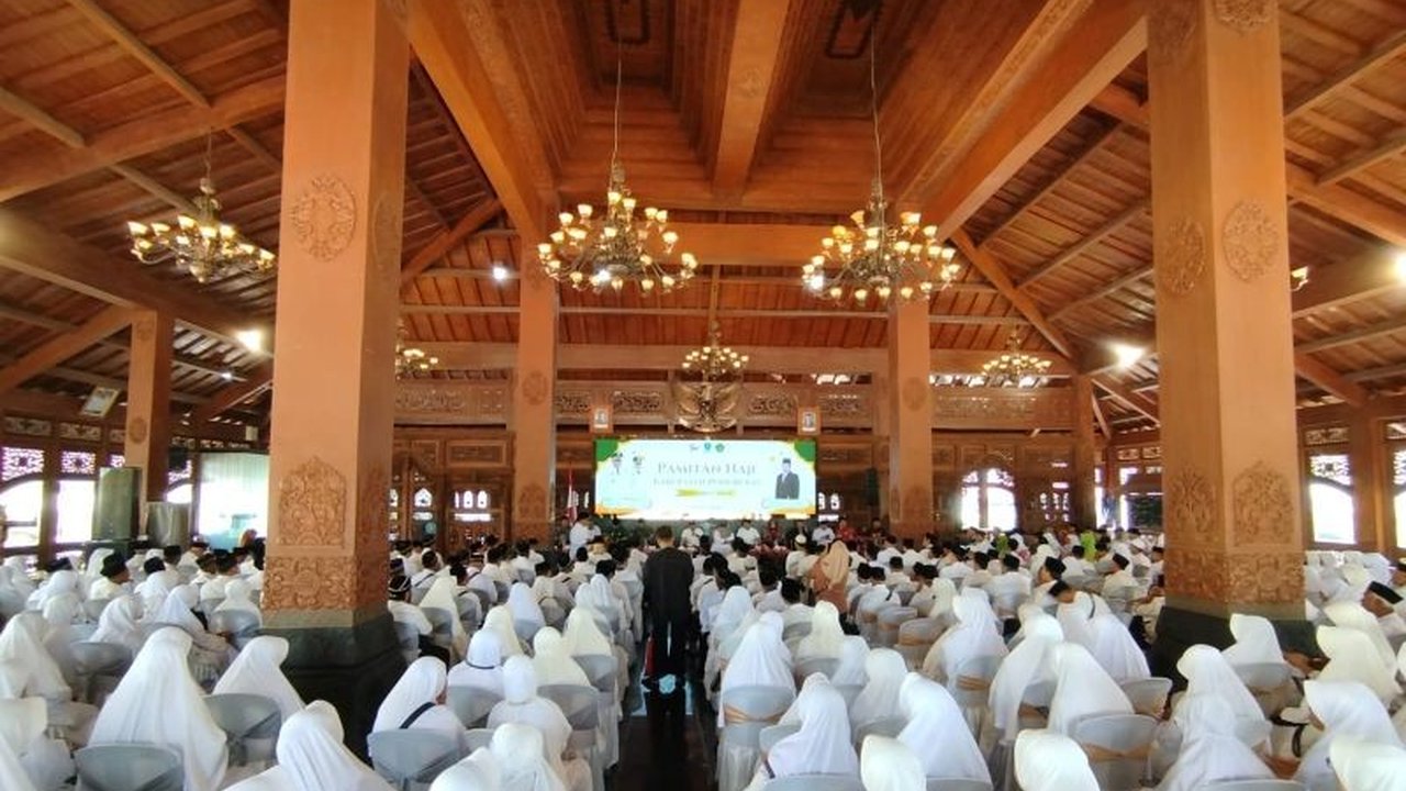 Kebijakan baru Arab Saudi soal 'one kloter one syarikah' membuat jamaah haji Ponorogo terbagi dalam lima kloter dengan jadwal keberangkatan berbeda, memisahkan beberapa keluarga.