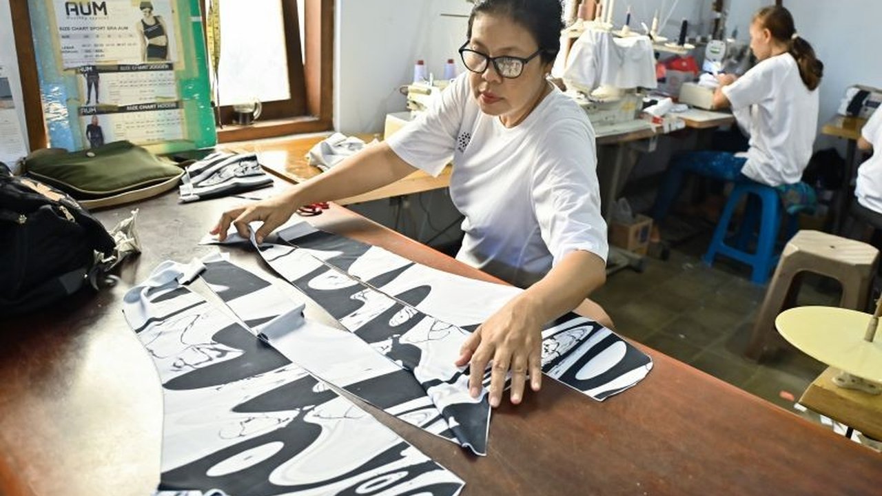 Pemerintah berkomitmen membangun sistem ketenagakerjaan yang melindungi seluruh pekerja, menyederhanakan iklim investasi, dan mendorong peningkatan lapangan kerja formal di Indonesia.