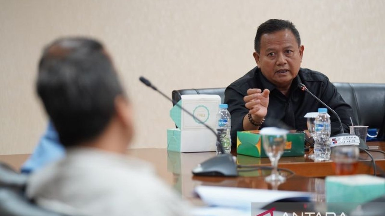 Komisi IV DPRD Kota Bogor gelar rapat kerja dengan Disdik Kota Bogor membahas persiapan SPMB 2025 tingkat SMP, fokus pada sosialisasi aturan baru dan antisipasi konflik pendaftaran.