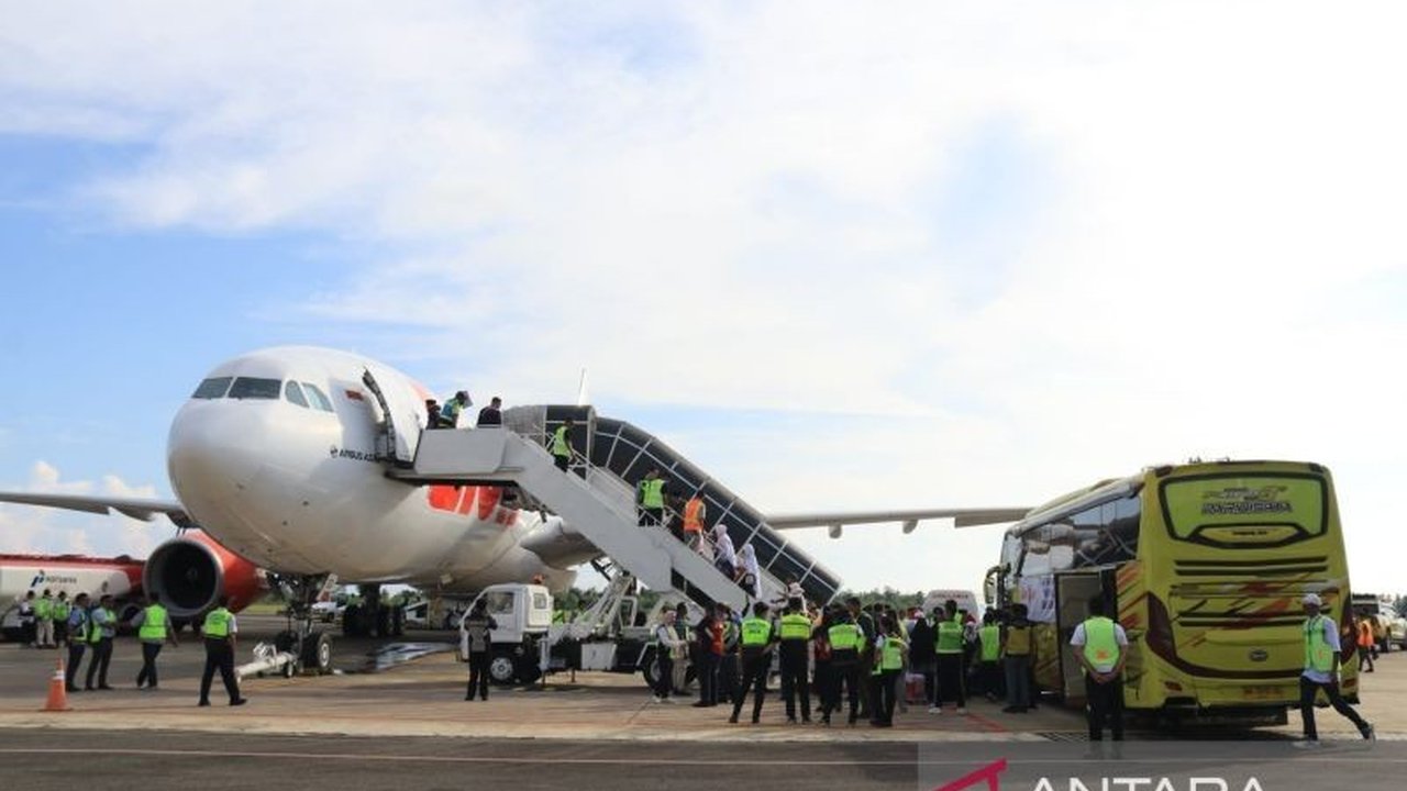 Embarkasi Padang telah menyelesaikan pemberangkatan 2.959 jamaah haji gelombang pertama dari Sumatera Barat dan Bengkulu, dengan peningkatan layanan untuk jamaah lansia dan disabilitas pada gelombang kedua.