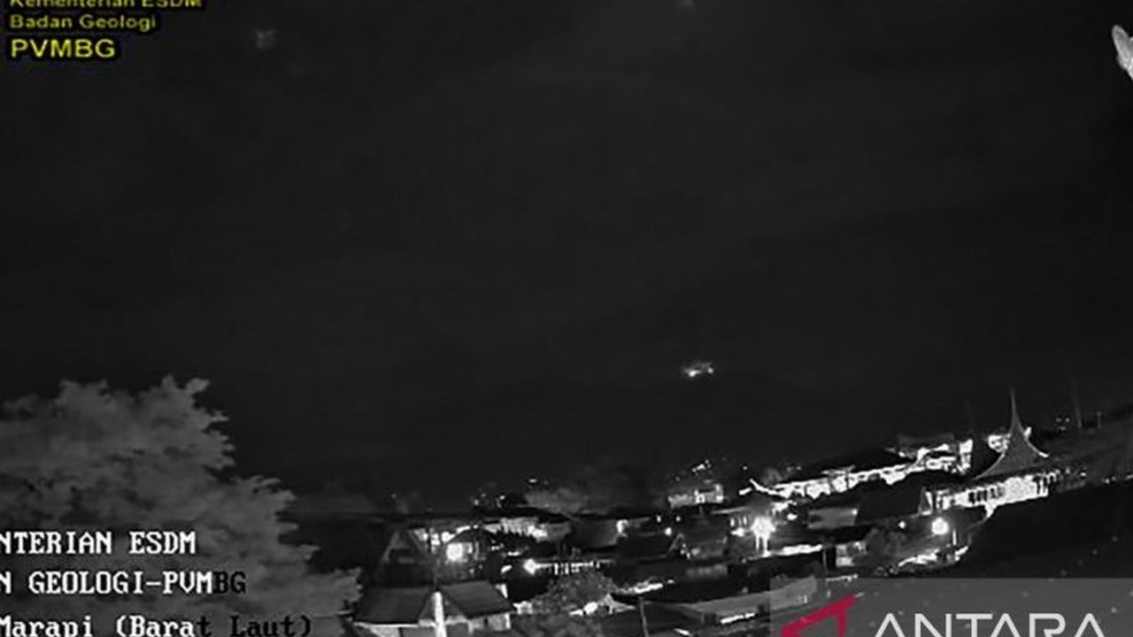 Gunung Marapi di Sumatera Barat kembali erupsi pada Kamis malam pukul 19.39 WIB dengan tinggi kolom abu mencapai 800 meter, meningkatkan status waspada menjadi Level II.