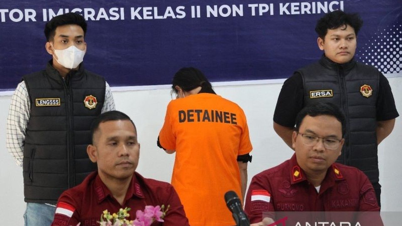 Kantor Imigrasi Kerinci mengamankan seorang WNA Tiongkok di Pasar Tanjung Bajure, Sungai Penuh, Jambi, karena diduga menyalahgunakan izin tinggal kunjungan.