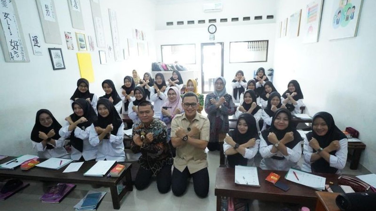 Menteri Karding mengingatkan calon PMI untuk mewaspadai modus 'buruh murah' di Jepang dan menekankan pentingnya durasi magang yang tepat serta menjaga nama baik Indonesia.