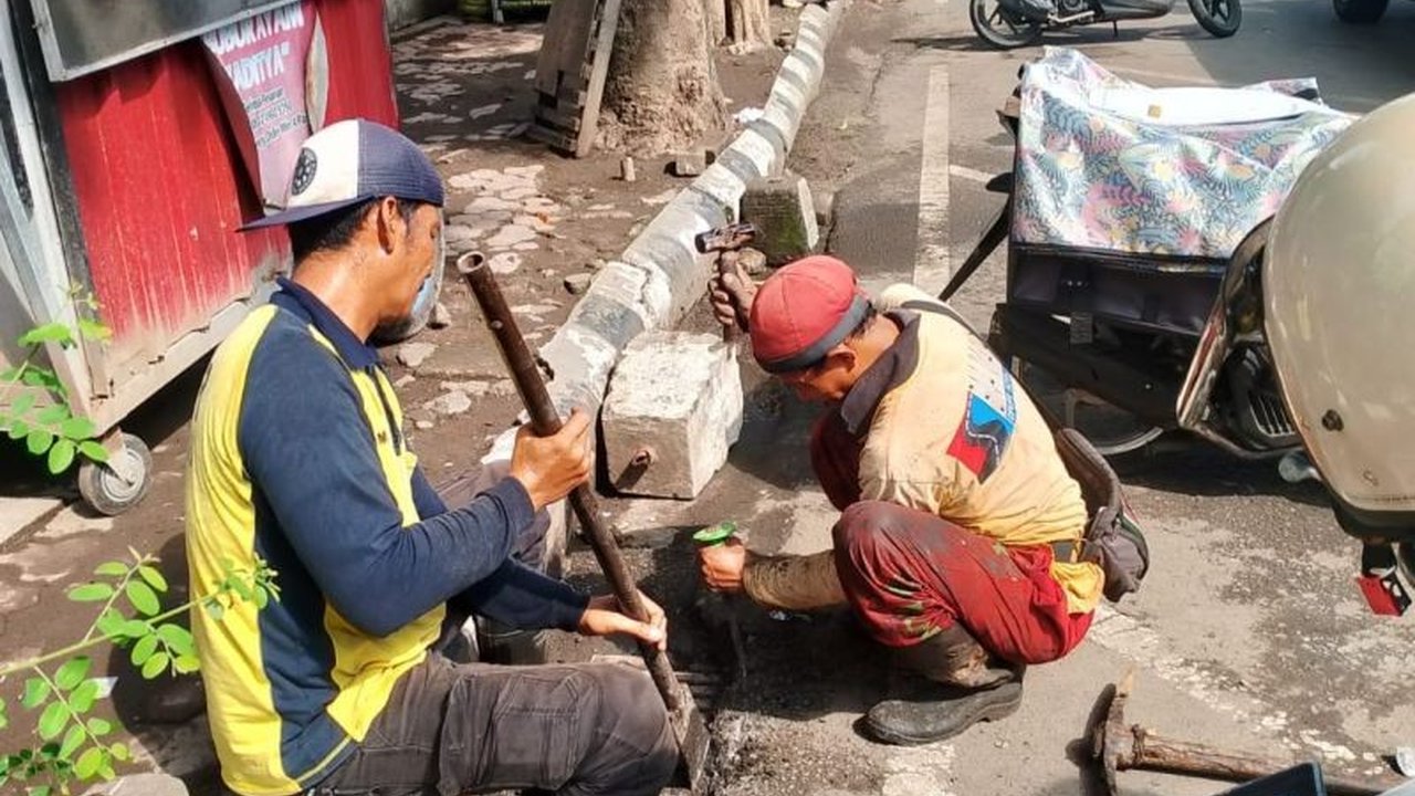 Pemerintah Kota Kediri membersihkan inlet di sejumlah ruas jalan untuk mencegah banjir akibat hujan deras dan meminta partisipasi warga menjaga kebersihan lingkungan.