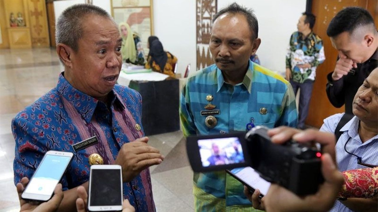 Mantan Wakil Gubernur Lampung periode 2014-2019, Bachtiar Basri, meninggal dunia pada usia 71 tahun di RSUD Abdoel Moeloek Bandarlampung karena serangan jantung.
