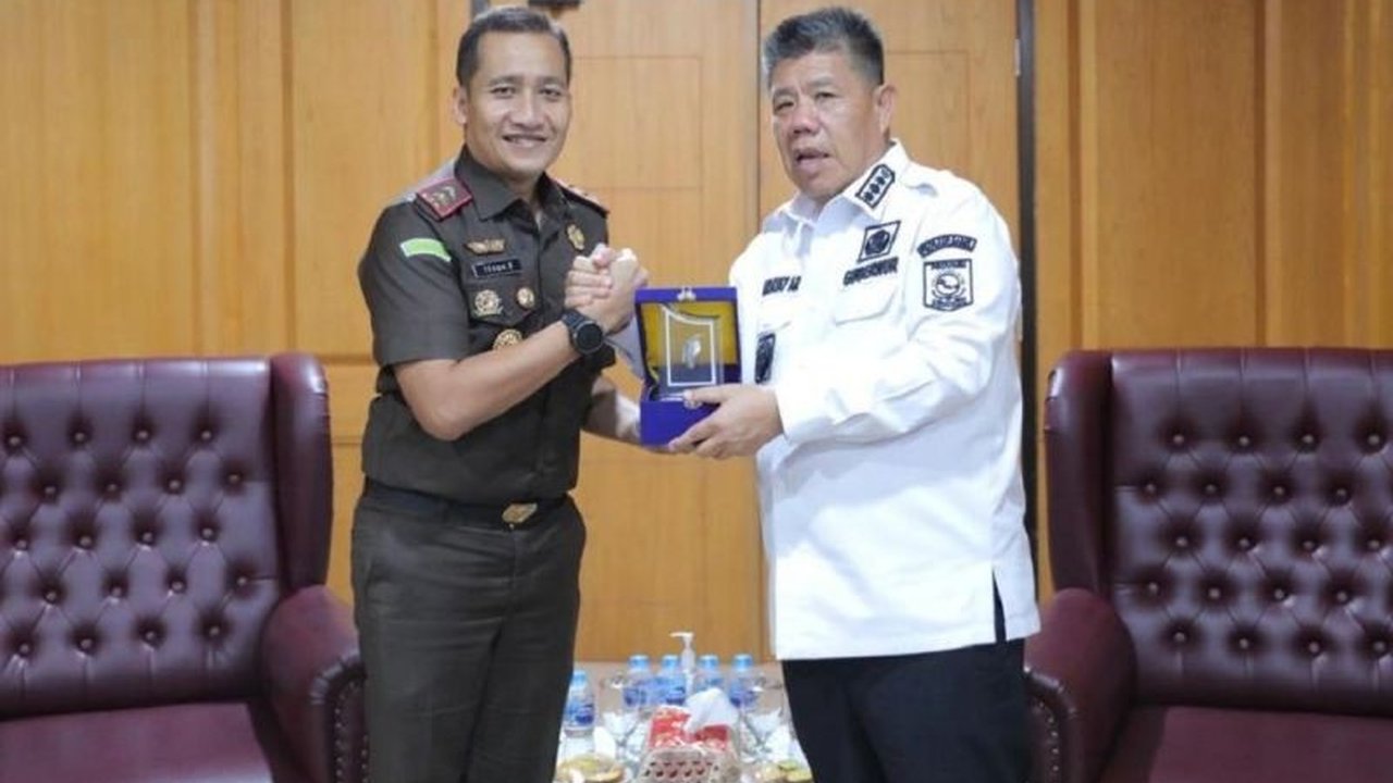 Gubernur Kepulauan Bangka Belitung meminta Kejati Babel mengawasi seluruh proyek pembangunan daerah untuk memastikan pembangunan berjalan lancar dan sesuai aturan, guna mengatasi defisit keuangan daerah.