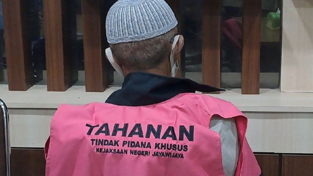 Tim Tabur Kejati Papua berhasil menangkap Asaat Serang, mantan anggota KPU Lanny Jaya yang telah menjadi buronan kasus korupsi sejak tahun 2014, di Waena, Jayapura.