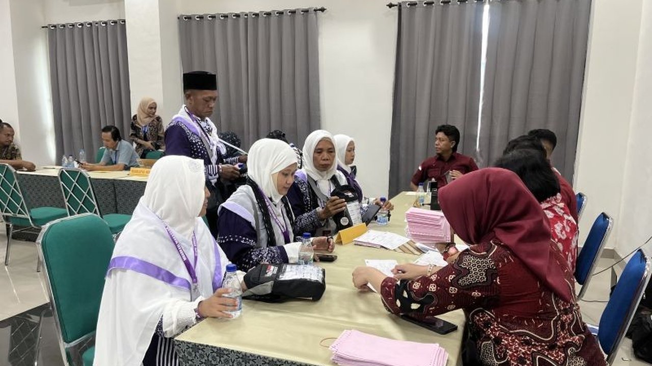 Abdul Kadir Rumalean, 94 tahun asal Seram Bagian Timur, menjadi calon haji tertua Maluku tahun 2025, bergabung dengan 1.076 jamaah lainnya yang telah dinyatakan lengkap dokumennya.