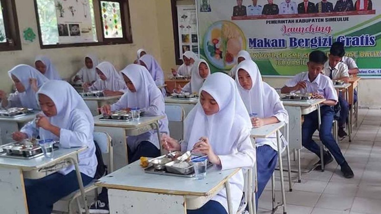 Program Makan Bergizi Gratis (MBG) di Simeulue, Aceh, mengandalkan pasokan bahan pokok dari daratan Sumatra karena keterbatasan produksi lokal, mendorong upaya peningkatan pertanian lokal.