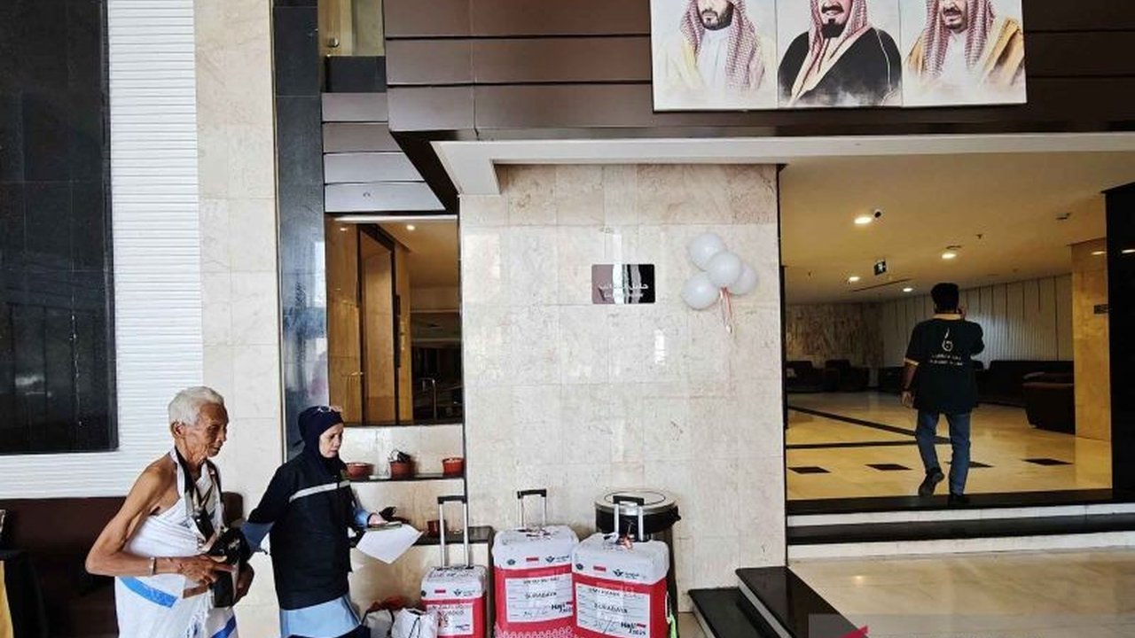Kedatangan kelompok pertama jemaah haji Indonesia di Madinah disambut hangat oleh Kementerian Haji dan Umrah Arab Saudi melalui Inisiatif Rute Mekkah, menjamin ibadah haji aman dan lancar.