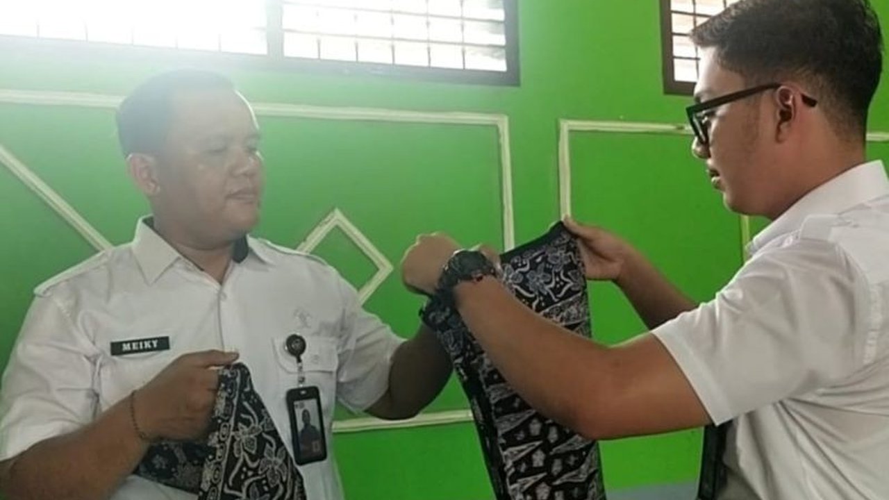 Warga binaan Lapas Kelas IIA Jambi berhasil meraih premi dari penjualan produk UMKM hasil program pembinaan kemandirian, membuktikan kesuksesan program dalam meningkatkan keterampilan dan perekonomian mereka.