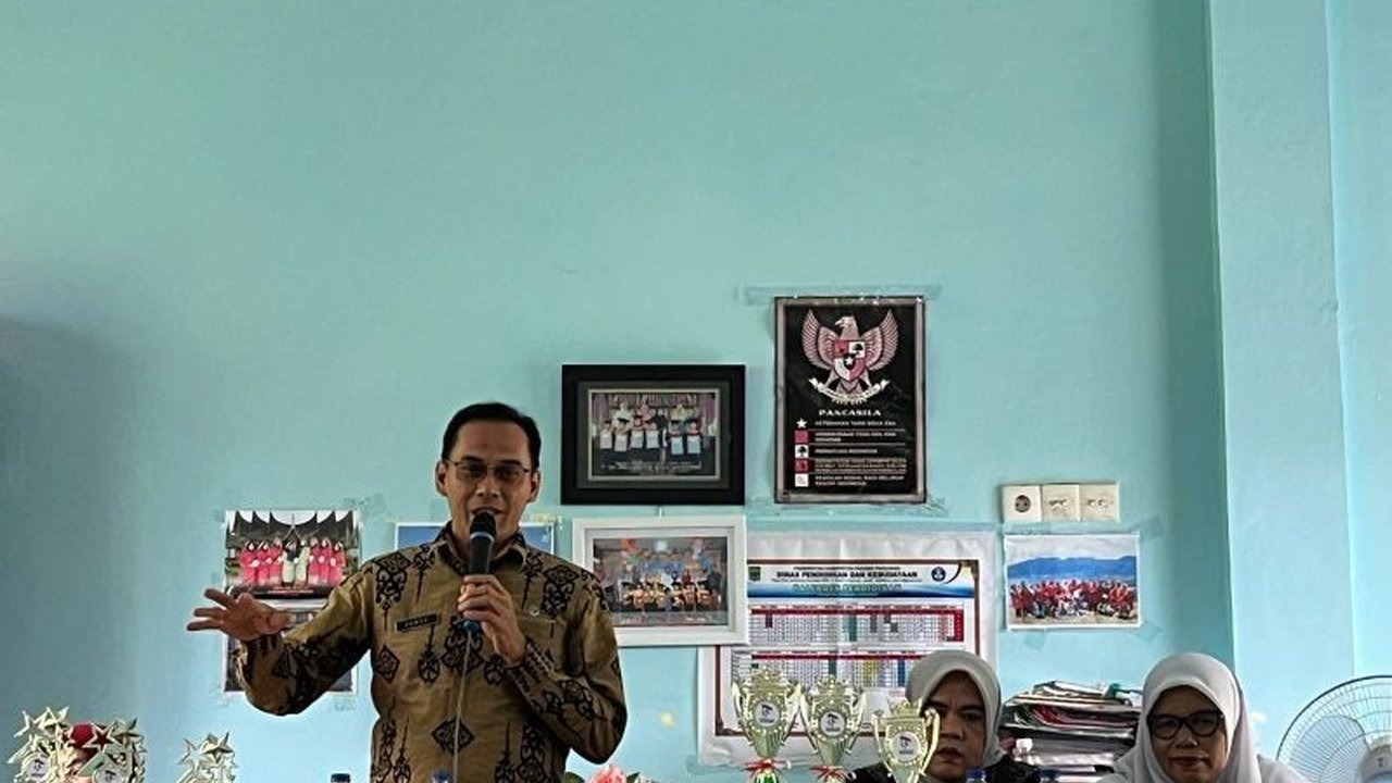 Pemerintah Kabupaten Padang Pariaman turun tangan mengawasi kasus dugaan pencabulan di SMAN 1 Sungai Geringging, Sumatera Barat, yang dilakukan oleh oknum tata usaha terhadap siswi dan ditindaklanjuti dengan aksi demo siswa.