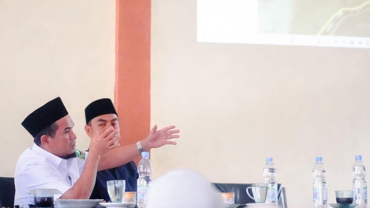 Pemkab Solok tinjau lokasi pembangunan jalan nasional di Nagari Air Dingin senilai Rp290 miliar, proyek yang diharapkan akan menjadi penggerak ekonomi baru di Kabupaten Solok, Sumatera Barat.