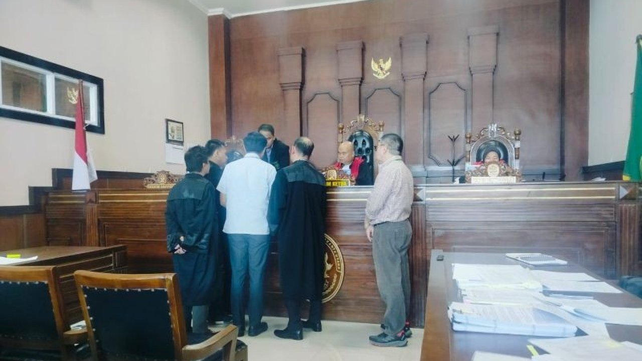 Jaksa menilai keterangan saksi Jony Surjana di sidang kasus pemalsuan sertifikat tanah di Jakarta Utara tidak konsisten, menimbulkan pertanyaan atas kebenaran informasi yang disampaikan.